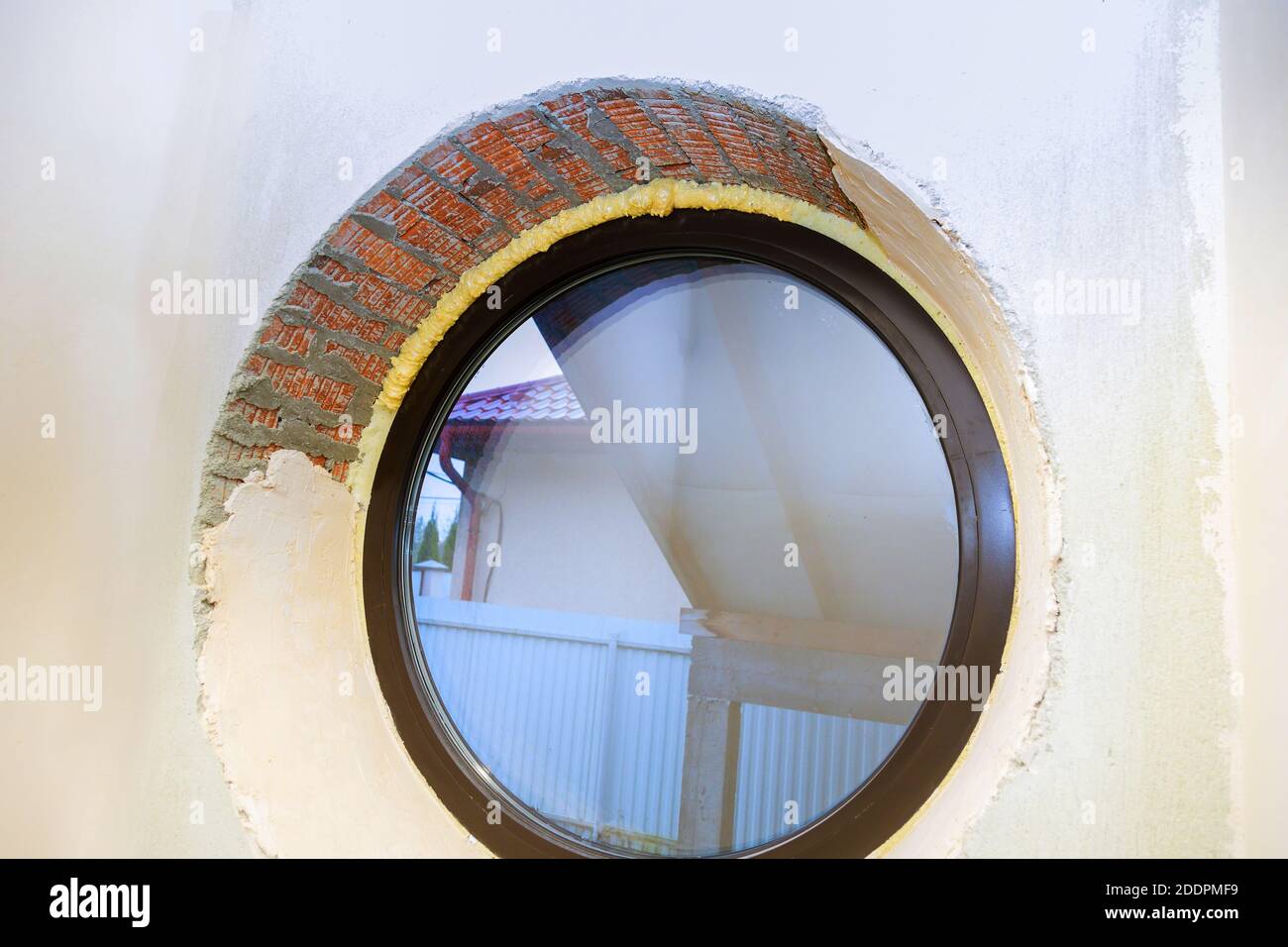 Mousse PU de construction dans la fenêtre est installée à l'aide d'une mousse d'installation de montage Banque D'Images