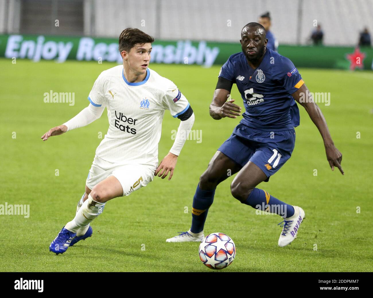 Marseille, France. 25 novembre 2020. Leonardo Balerdi de Marseille, Moussa Marega de Porto lors de la Ligue des champions de l'UEFA, match de football du Groupe C entre l'Olympique de Marseille et le FC Porto le 25 novembre 2020 au stade Orange Velodrome de Marseille, France - photo Jean Catuffe / DPPI / LM crédit: Paola Benini / Alamy Live News Banque D'Images