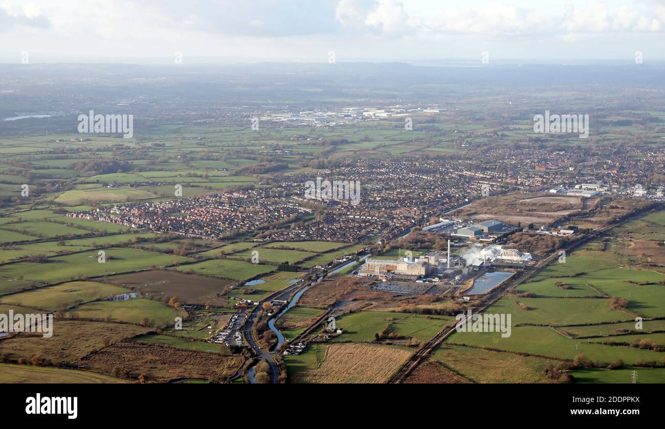 Vue aérienne de l'horizon de Middlewich (ville de l'autorité unitaire de Cheshire East), Royaume-Uni. Vue vers le nord sur la route A533. Banque D'Images