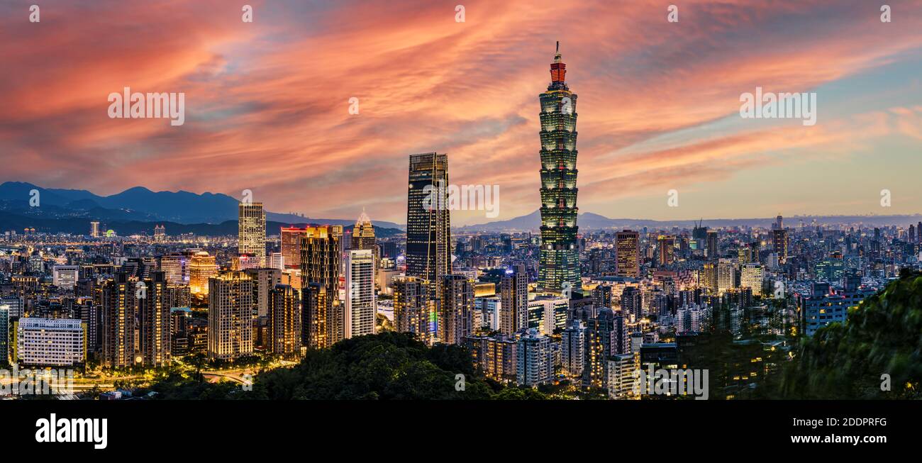 Vue d'en haut, vue imprenable sur la ville de Taipei illuminée pendant un beau coucher de soleil. Vue panoramique depuis le mont Elephant à Taipei. Banque D'Images