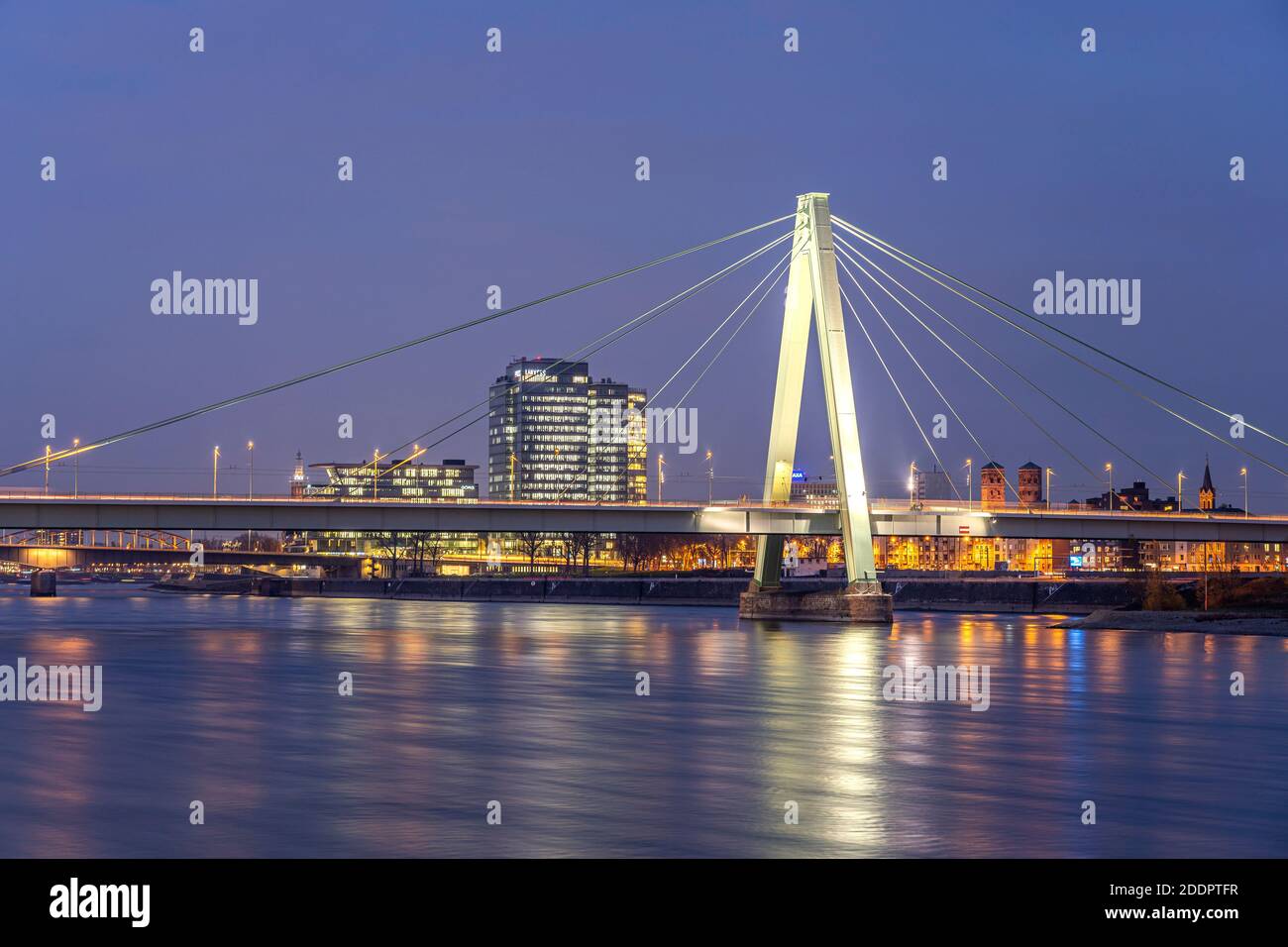 Severinsbrücke über den Rhein und der Stadteil Deutz in der Abenddämmerung, Köln, Nordrhein-Westfalen, Deutschland | pont Severins au-dessus du Rhin Banque D'Images