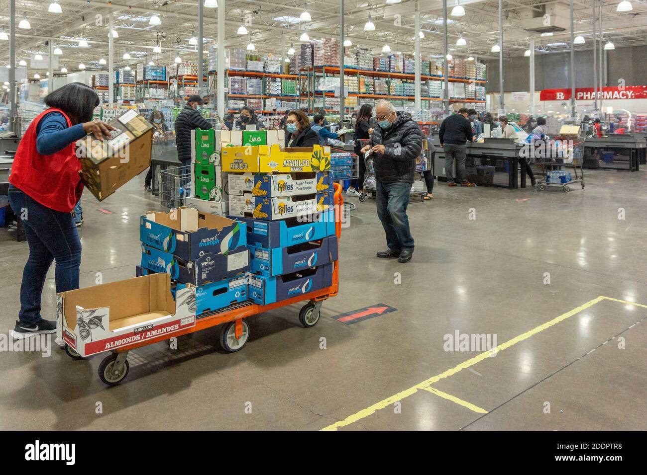 Personnes portant des masques de protection dans un magasin de vente en gros Costco Pendant la pandémie de Covid-19 Banque D'Images