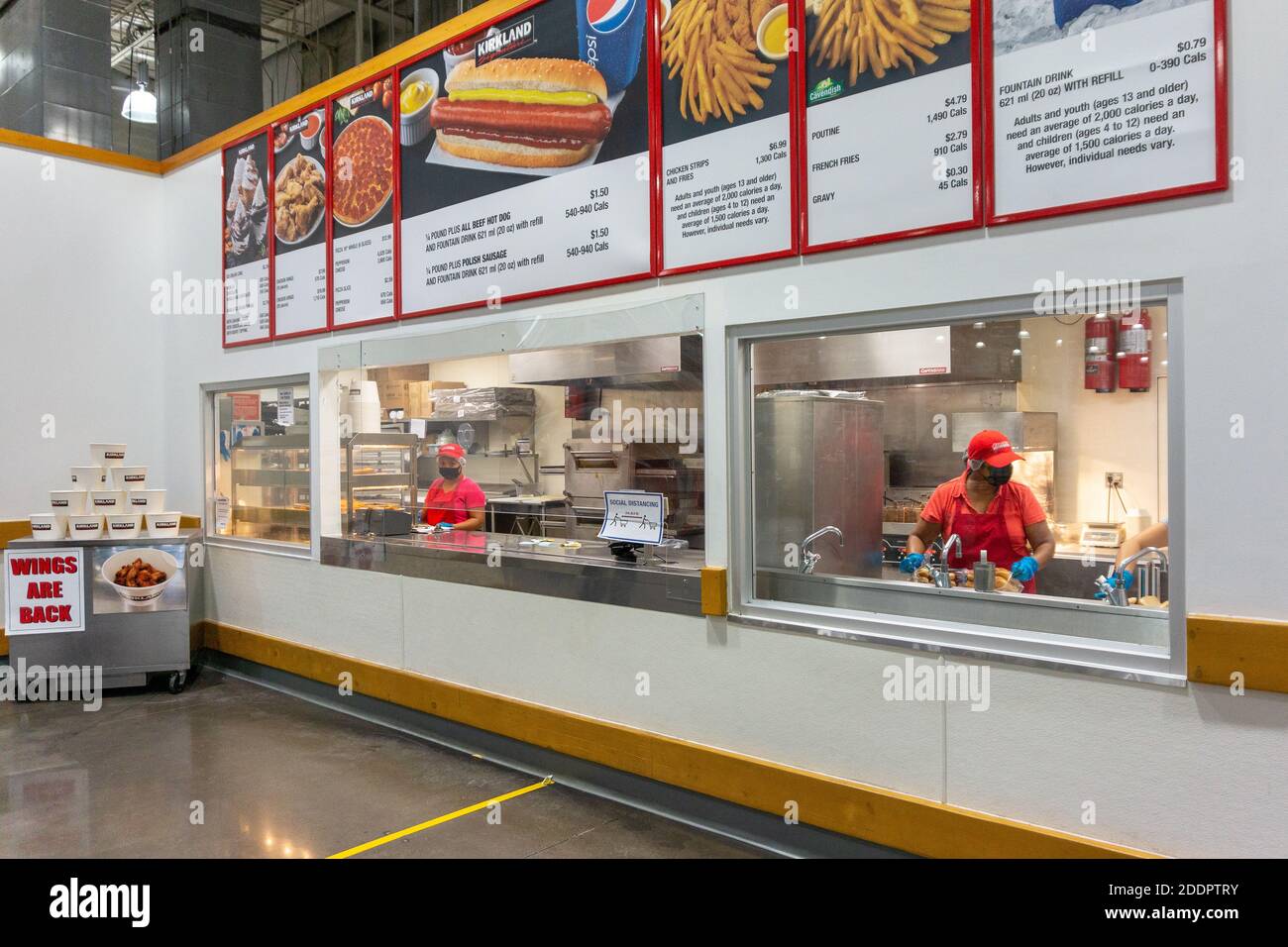 Personnes portant des masques de protection dans la cafétéria d'un Magasin de vente en gros Costco pendant la pandémie Covid-19 Banque D'Images