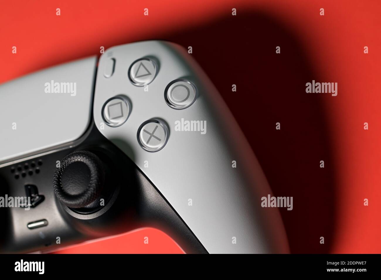 LONDRES - 24 NOVEMBRE 2020 : manette de jeux vidéo PlayStation 5 PS5 sur  fond rouge Photo Stock - Alamy