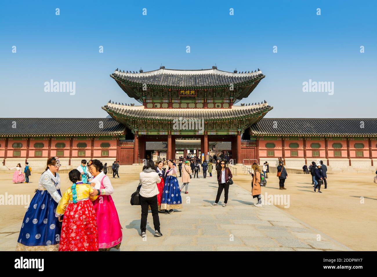 Touristes visitant la maison traditionnelle coréenne en bois à Gyeongbokgung, également connu sous le nom de Palais Gyeongbokgung ou Palais Gyeongbok, le principal palais royal de Banque D'Images