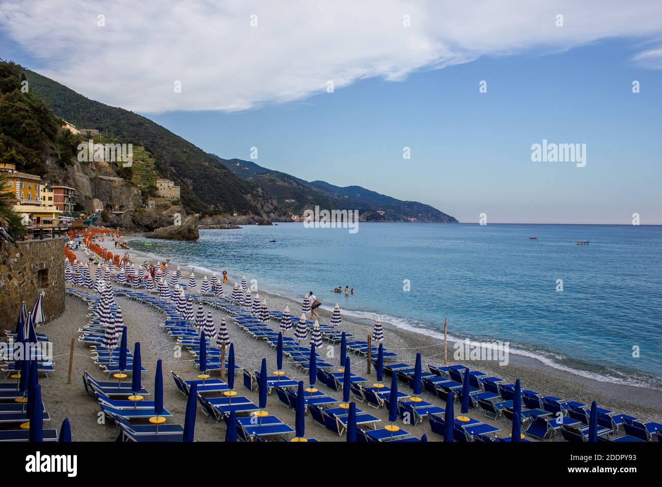 Monterosso al Mare, Italie - 8 juillet 2017: Vue des touristes sur la plage de Fegina avec des parasols colorés et des chaises longues le jour de l'été Banque D'Images