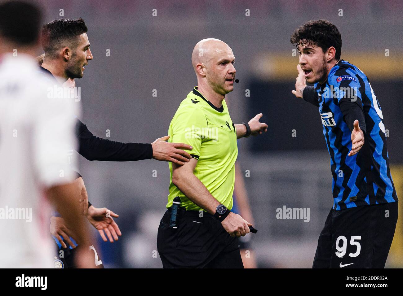 Milan, Italie. 25 novembre 2020. Alessandro Bastoni, de Internazionale (R) gestes pour l'arbitre Anthony Taylor (C) pendant le groupe de la Ligue des champions de l'UEFA Banque D'Images