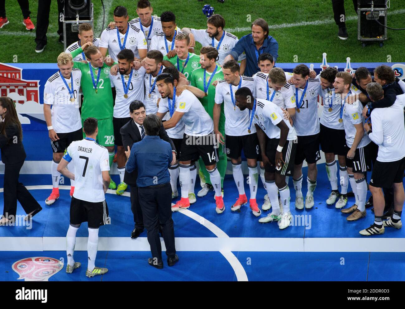 Ceremonie De Remise Des Prix A L Equipe Allemande Avec Diego Armando Maradona Ci Dessous A L Entraineur National Joachim Jogi Loew Allemagne Photo De L Equipe Photo De L Equipe Photo De L Equipe Ges Soccer Confed Cup 17