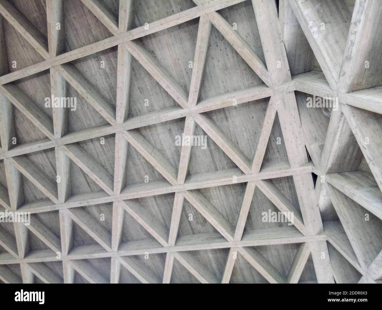 Structure triangulaire en béton sur la voûte Banque D'Images