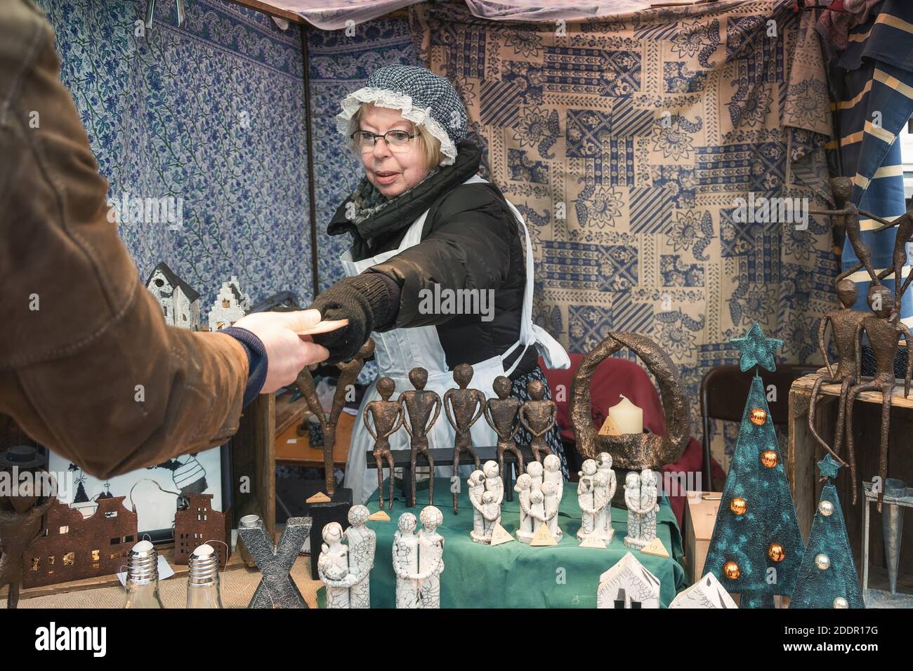 Deventer, pays-Bas, 15 décembre 2018 : une femme en costume victorien vend des figurines pendant le festival Dickens Banque D'Images