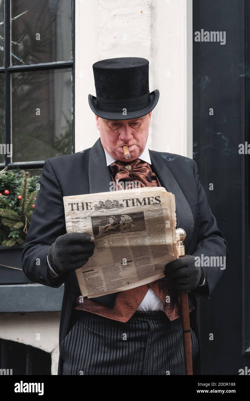 Deventer, pays-Bas, 15 décembre 2018 : un homme avec un chapeau de tête lisant un journal pendant le festival Dickens Banque D'Images