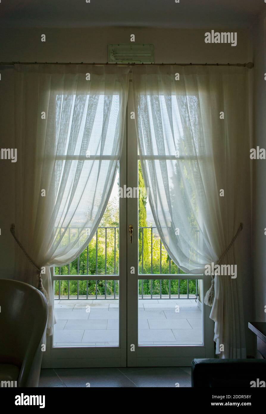Fenêtre fermée avec rideaux blancs Banque D'Images