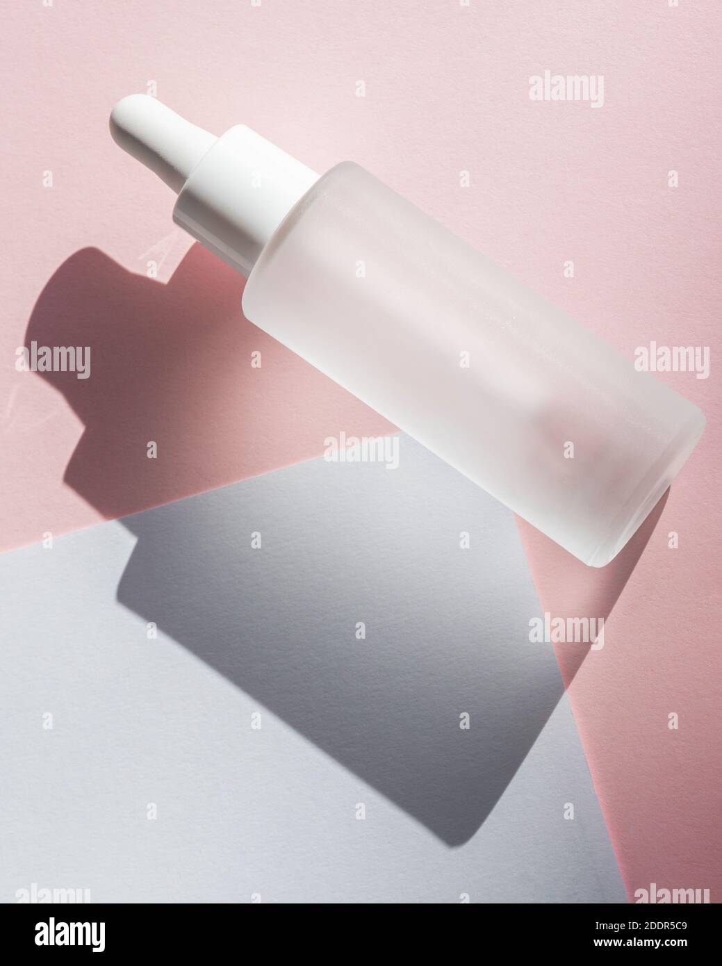 Teinture d'huile d'acide hyaluronique, mockup, branding. Sérum avec collagène et peptides. Émulsion liquide en flacon avec compte-gouttes. Concept bio bio beauté organique Banque D'Images