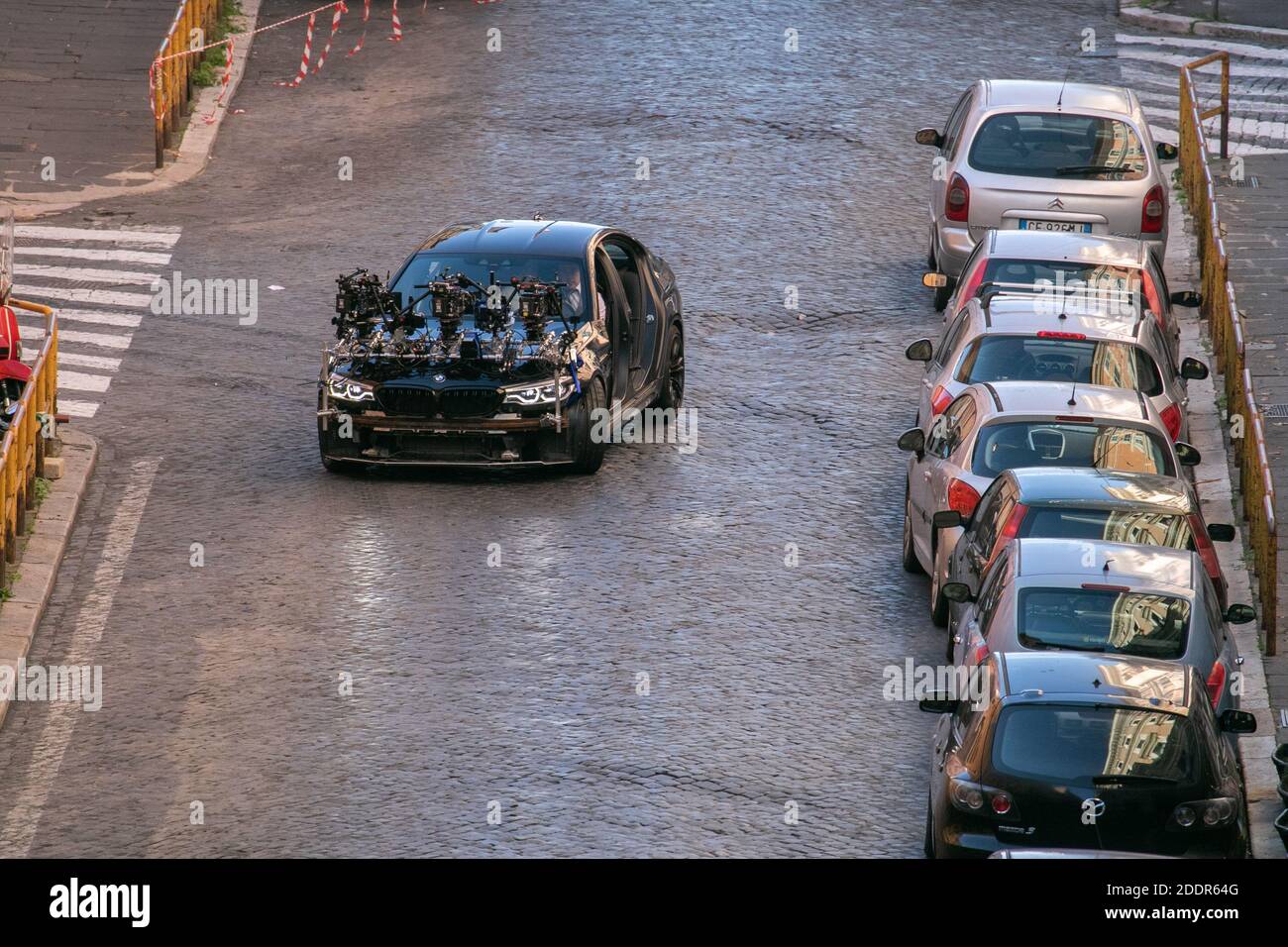 ROME ITALIE 26 novembre 2020. Haley Atwell qui covedette avec Tom Cruise sur le set pendant le tournage de la suite d'action d'espion Mission impossible 7 Balance dans les rues de Rome dirigée par Christopher McQuarrie. La production de films a dû être interrompue en raison de l'épidémie de coronavirus COVID-19.Credit: amer ghazzal/Alamy Live News Banque D'Images