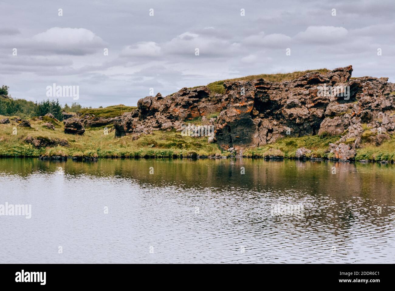 Formations rocheuses volcaniques dans le lac Myvatn dans le nord de l'Islande dans été Banque D'Images