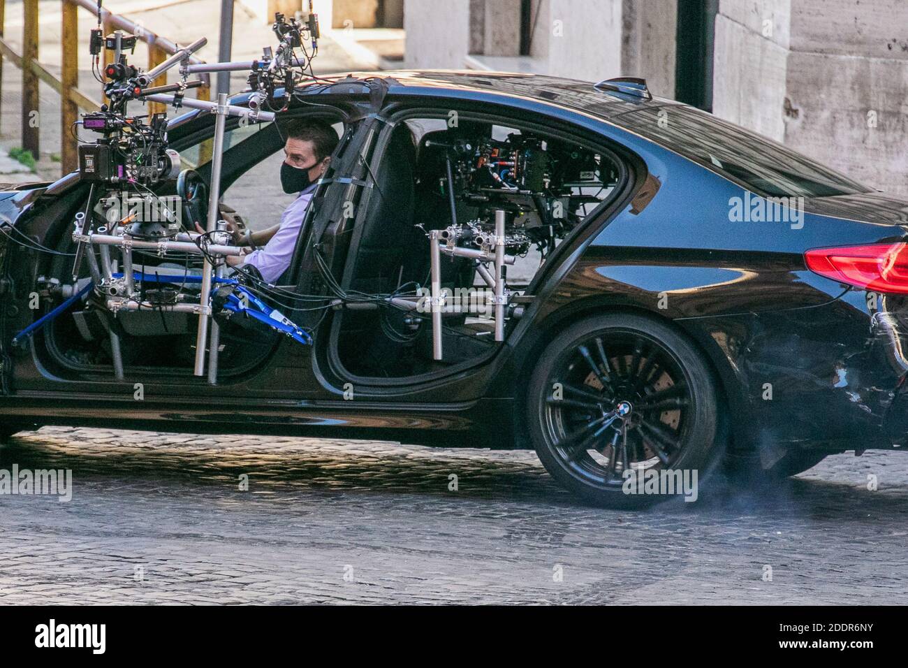 ROME ITALIE 26 novembre 2020. Tom Cruise prend le volant dans une BMW pendant le tournage de la suite d'action d'espion Mission impossible 7 Balance dans les rues de Rome dirigée par Christopher McQuarrie. La production de films a dû être interrompue en raison de l'épidémie de coronavirus COVID-19.Credit: amer ghazzal/Alamy Live News Banque D'Images