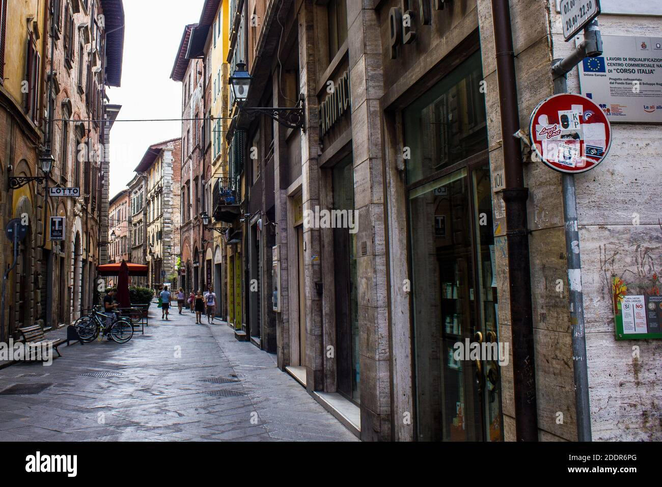 Pise, Italie - 9 juillet 2017: Vue des touristes marchant dans la vieille ville de Pise un jour d'été Banque D'Images