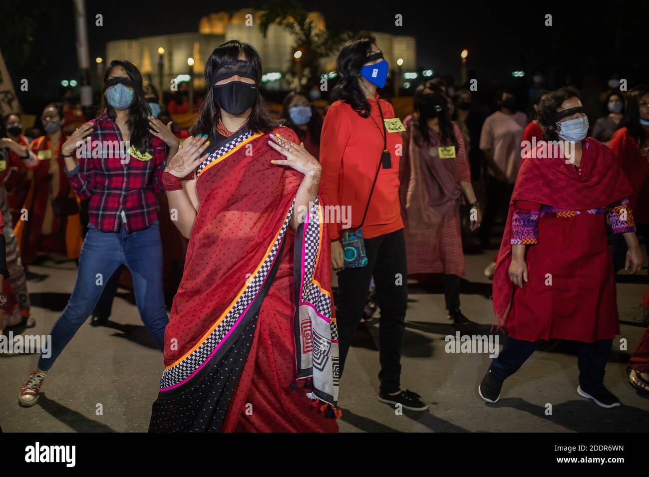 Les manifestants se présentant avec des plis aveugles pendant le cortège. Des étudiants, des militantes, des enseignants et des journalistes participent à un défilé de flambeau exigeant la sécurité des femmes et protestent contre la violence à l'égard des femmes à Dhaka. Banque D'Images