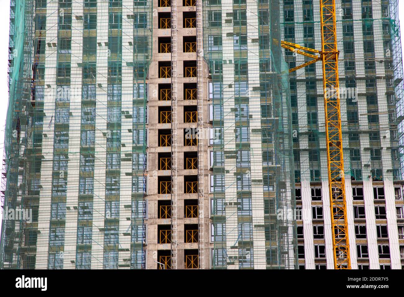 Grues à tour de flèche de graissage hydraulique en cours de coulée de béton dans la fondation. Le ciment coule dans le coffrage du bâtiment au chantier de construction. Construction Banque D'Images