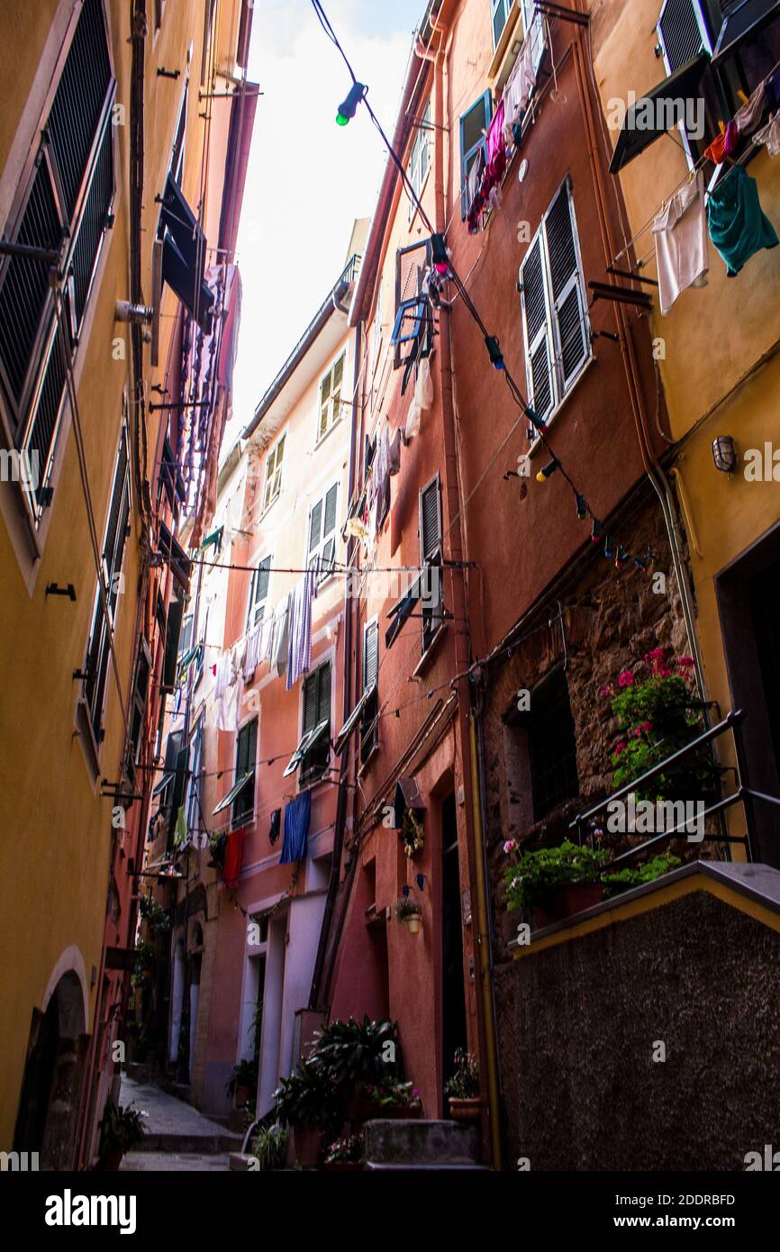 Vernazza, Italie - 8 juillet 2017 : vue sur une rue étroite avec des bâtiments traditionnels colorés et des vêtements de séchage dans la vieille ville de Vernazza Banque D'Images