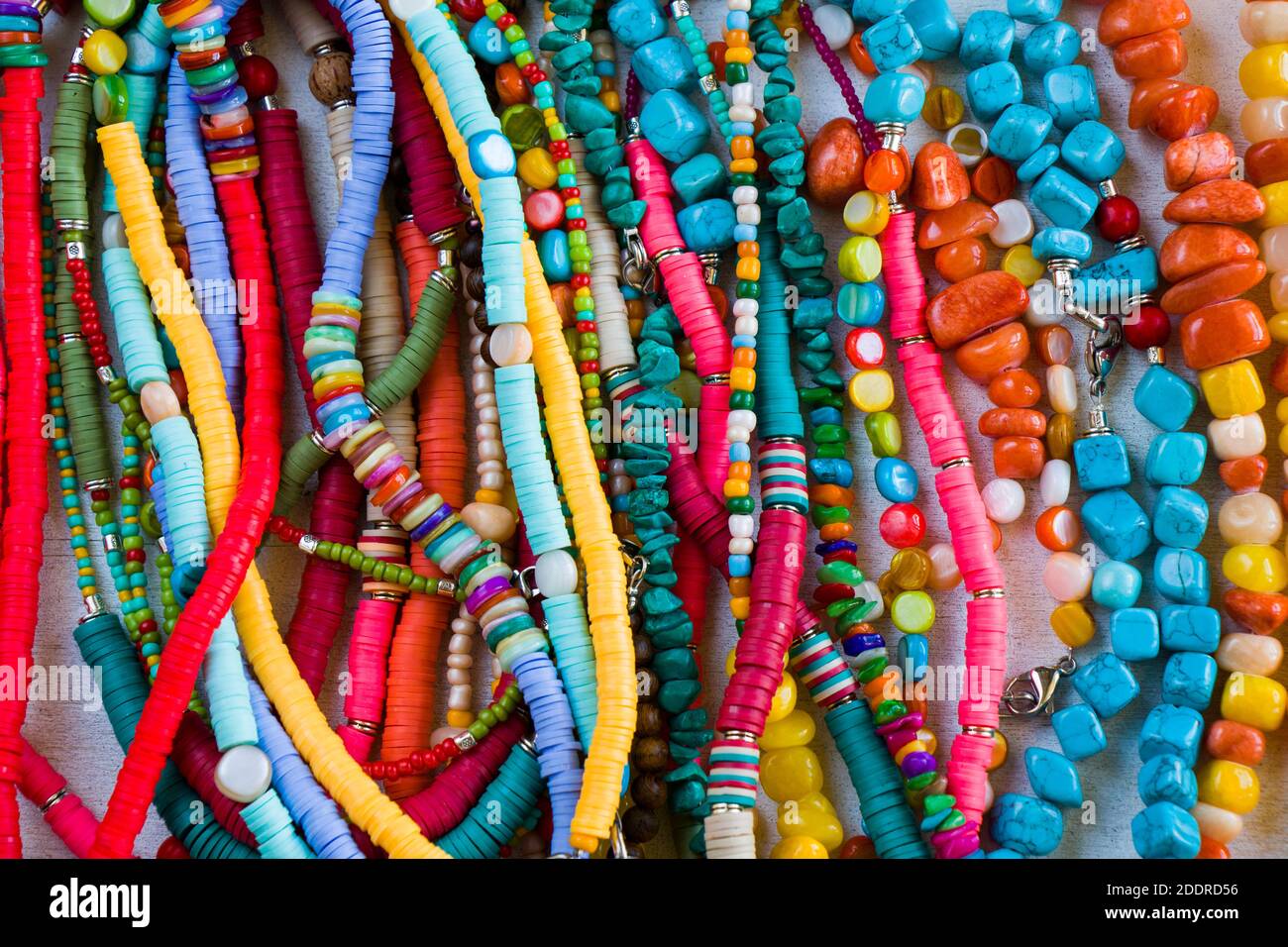 Colliers et bracelet colorés, grand groupe de perles et collier en pierre,  arrière-plan de bijoux Photo Stock - Alamy