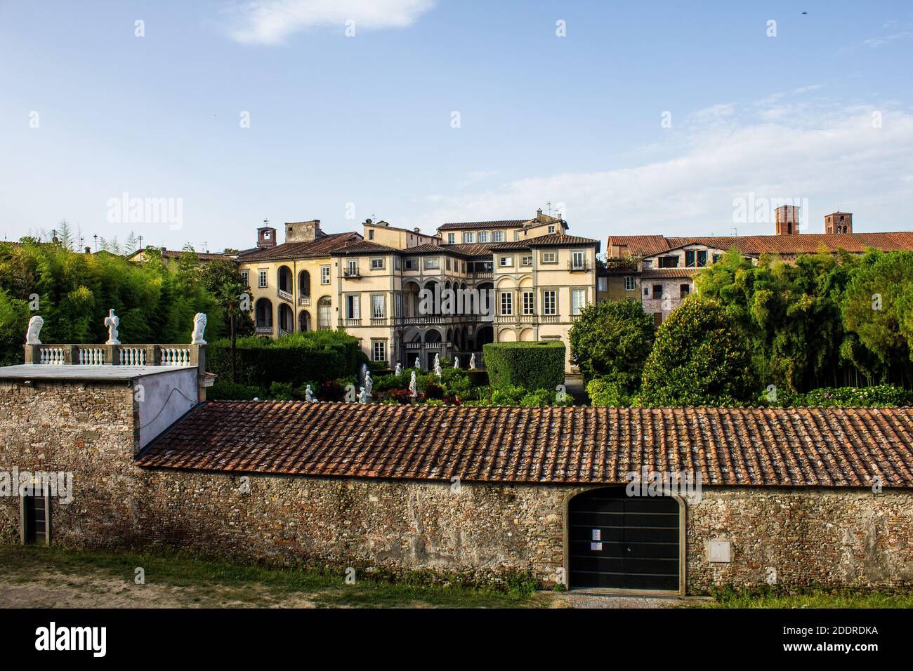 Lucca, Italie - 9 juillet 2017 : vue sur le palais et le jardin de Pfanner depuis les remparts de la ville Banque D'Images