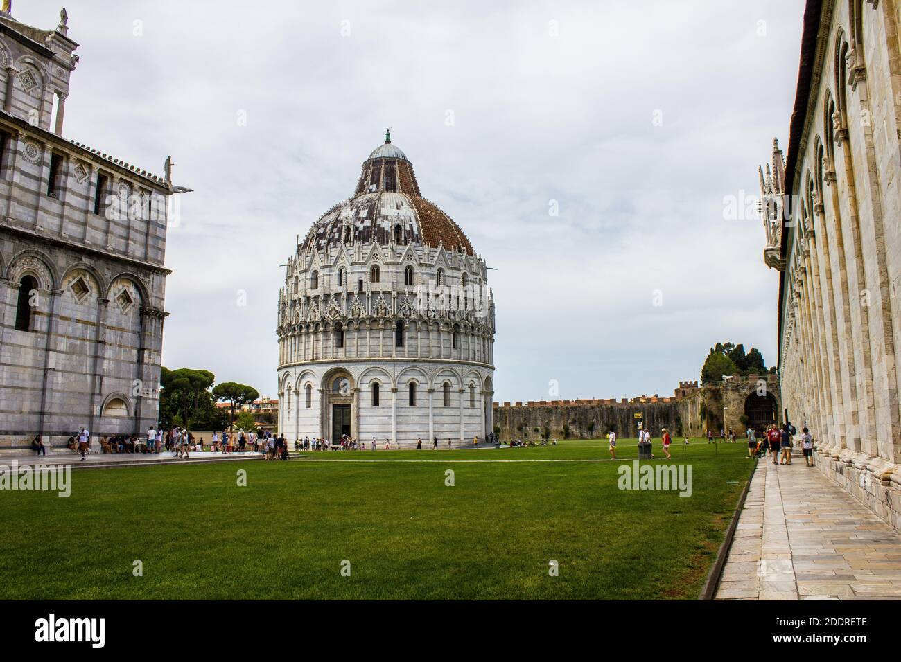 Pise, Italie - 9 juillet 2017: Vue des touristes, Baptistère de San Giovanni, Cathédrale de Pise et Campo Santo (cimetière monumental) sur la Piazza dei Miracoli Banque D'Images