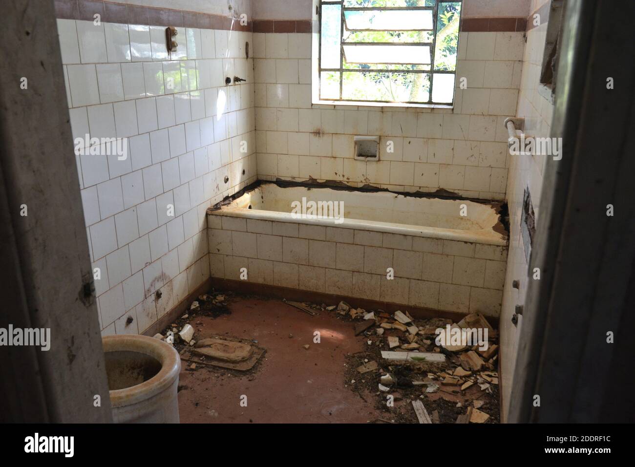 baignoire de l'hôtel, hôtel touristique, hôtel abandonné, salle de bains semi-détruite, étages, Carreaux, fenêtre en verre, Brésil, Amérique du Sud Banque D'Images