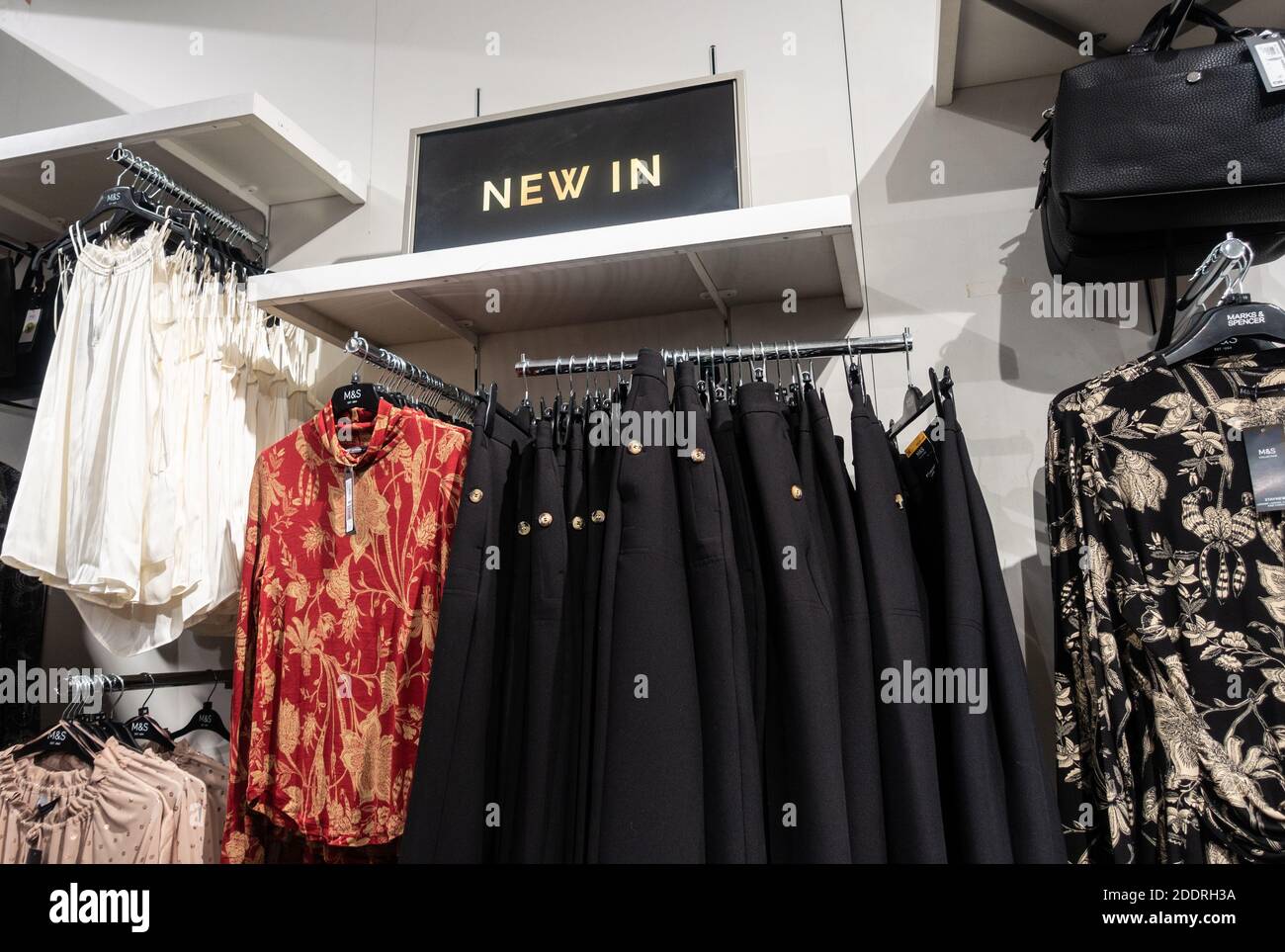 Vêtements pour Femme dans le magasin Marks and Spencer. ROYAUME-UNI Photo  Stock - Alamy