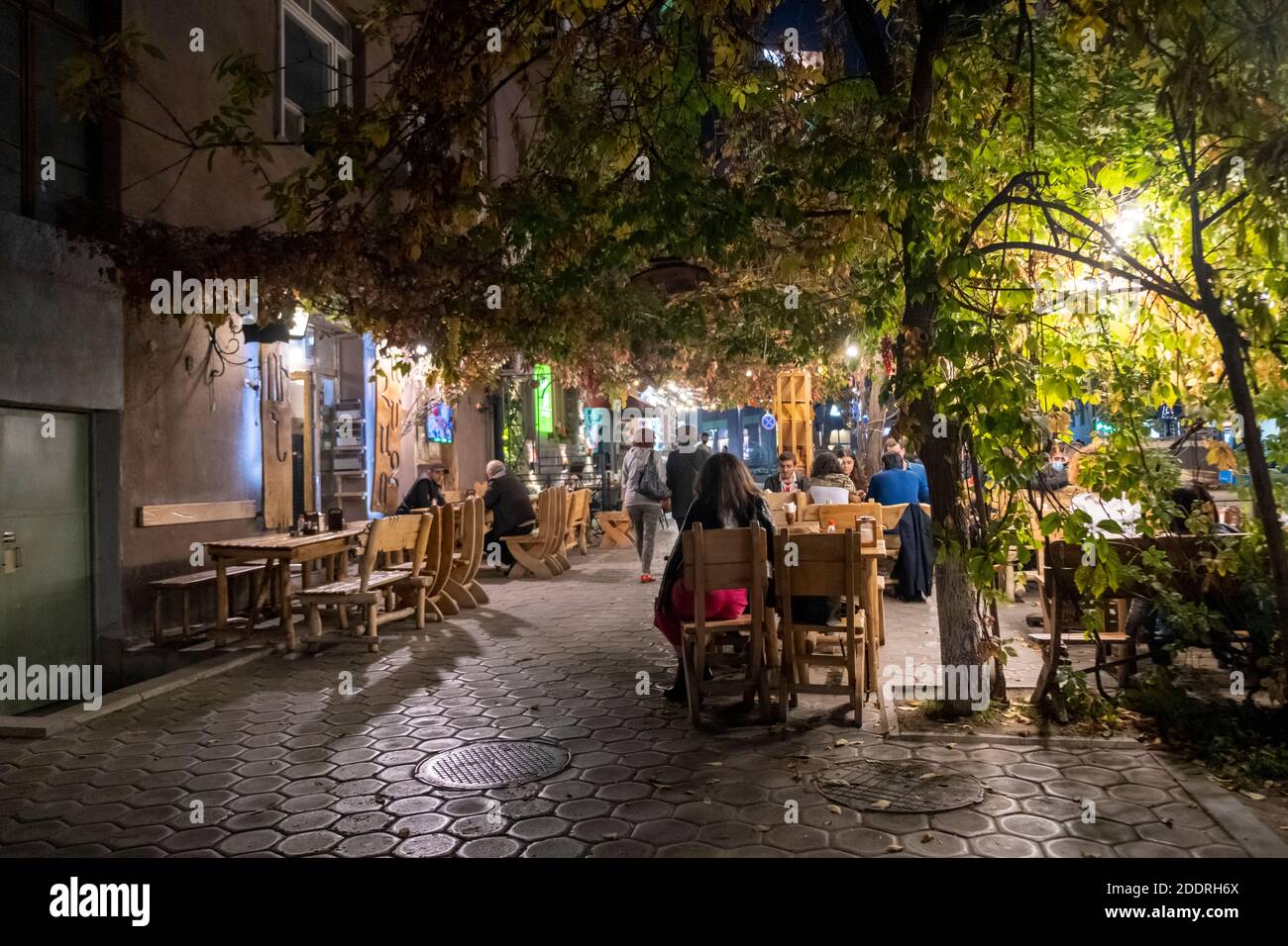 Clients assis à l'extérieur dans un restaurant à Erevan capitale de Arménie Banque D'Images