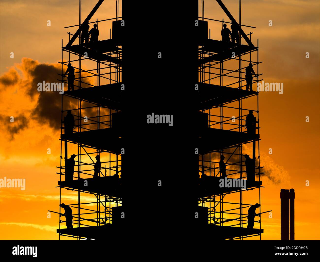 Échafaudage, échafaudage, contre le ciel coloré au crépuscule. Chantier de construction, chantier de construction, distance sociale, réchauffement climatique, fabrication... concept Banque D'Images