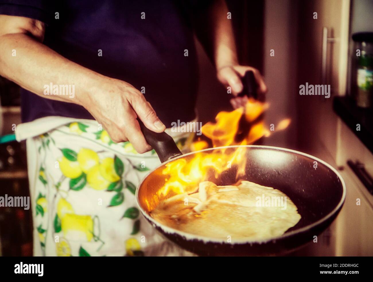 Cuisine gastronomique créative à la maison : faire des crêpes flambantes Banque D'Images