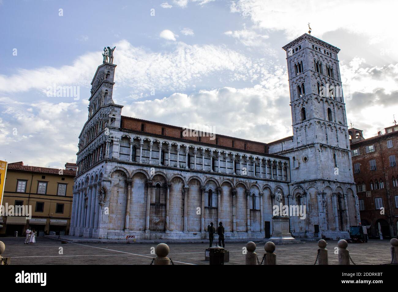 Lucca, Italie - 9 juillet 2017 : vue sur l'église San Michele à Foro dans la vieille ville de Lucques Banque D'Images