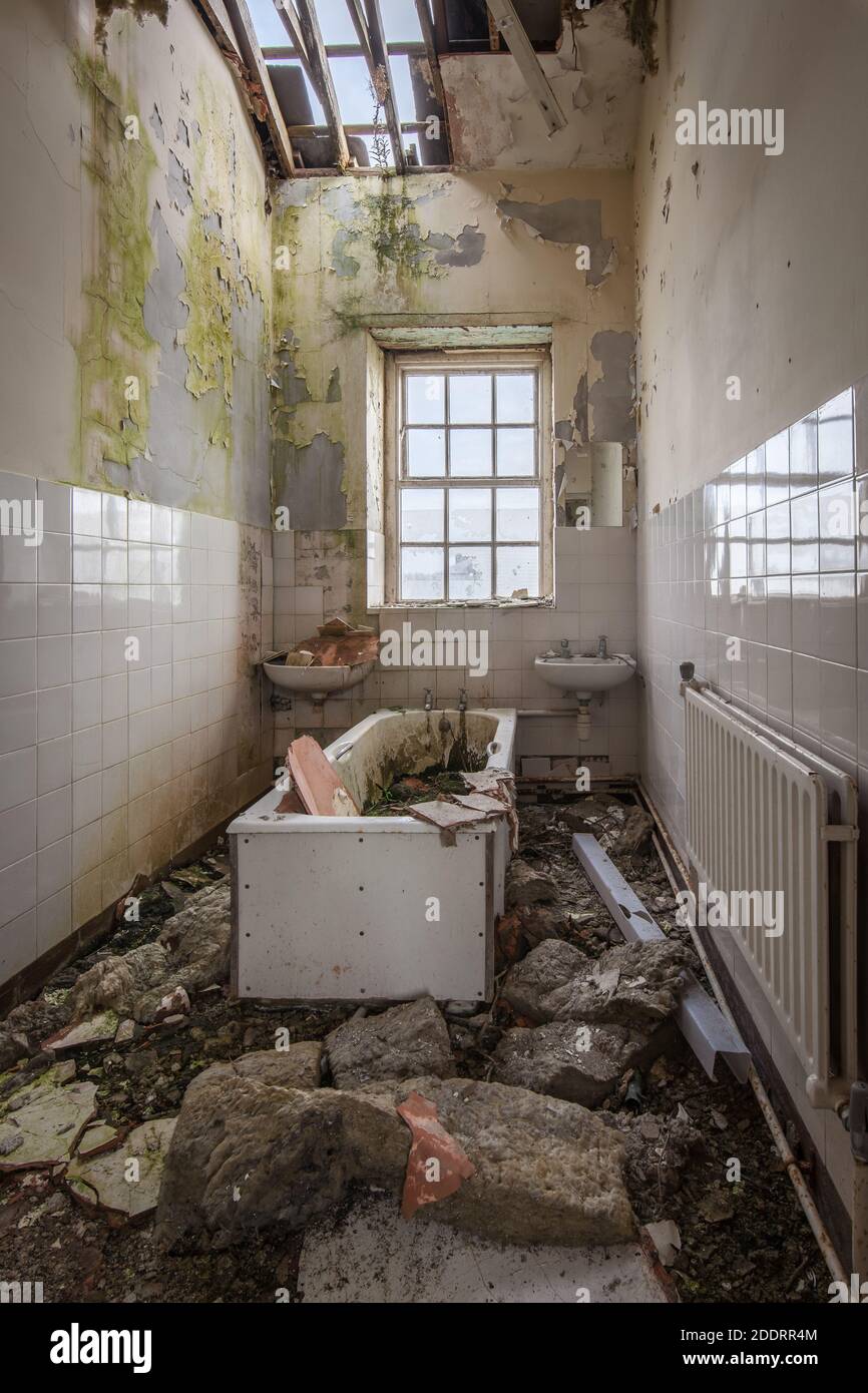Salle de bains utilisée pour laver les patients. Des images DE CREEPY ont révélé l'asile irlandais infâme qui a torturé les homosexuels et traité les malades mentaux avec lo Banque D'Images