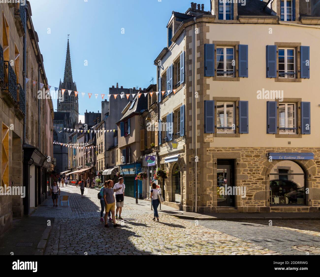 Rue historique dans la vieille ville à proximité de la cathédrale Saint-Corentin à Quimper la capitale de Finisterre en Bretagne nord-ouest de la France. Banque D'Images