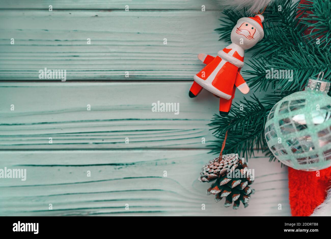 Fond en bois de Noël avec pin décoré avec jouet en bois miniature du père noël, décoration boule de verre et cône Banque D'Images