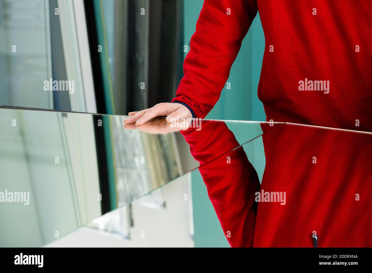 le vitrier coupe le miroir Banque D'Images