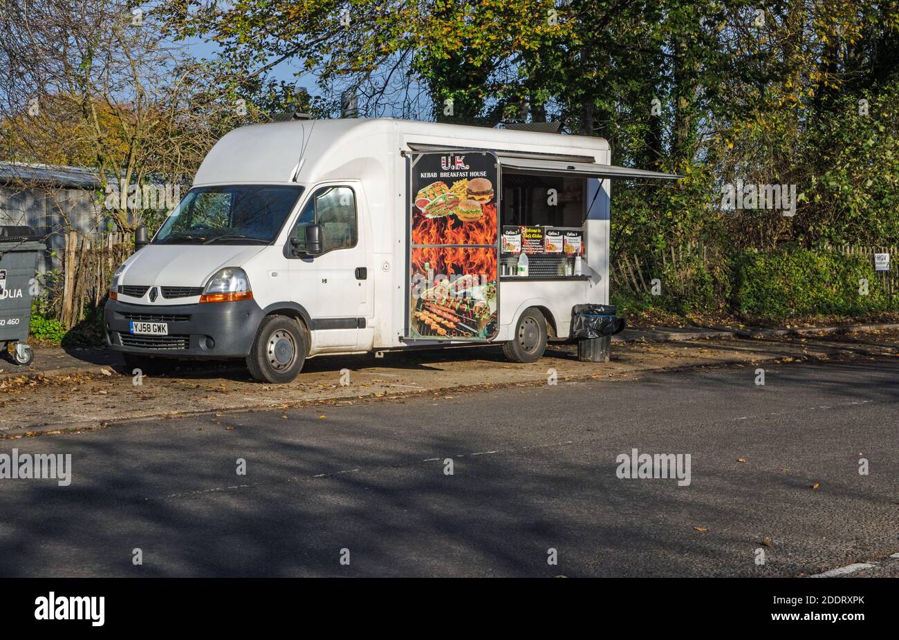 Basingstoke, Royaume-Uni - 6 novembre 2020 : minibus de restauration rapide garés dans une zone industrielle de West Ham à Basingstoke, Hampshire sur une autu ensoleillée Banque D'Images