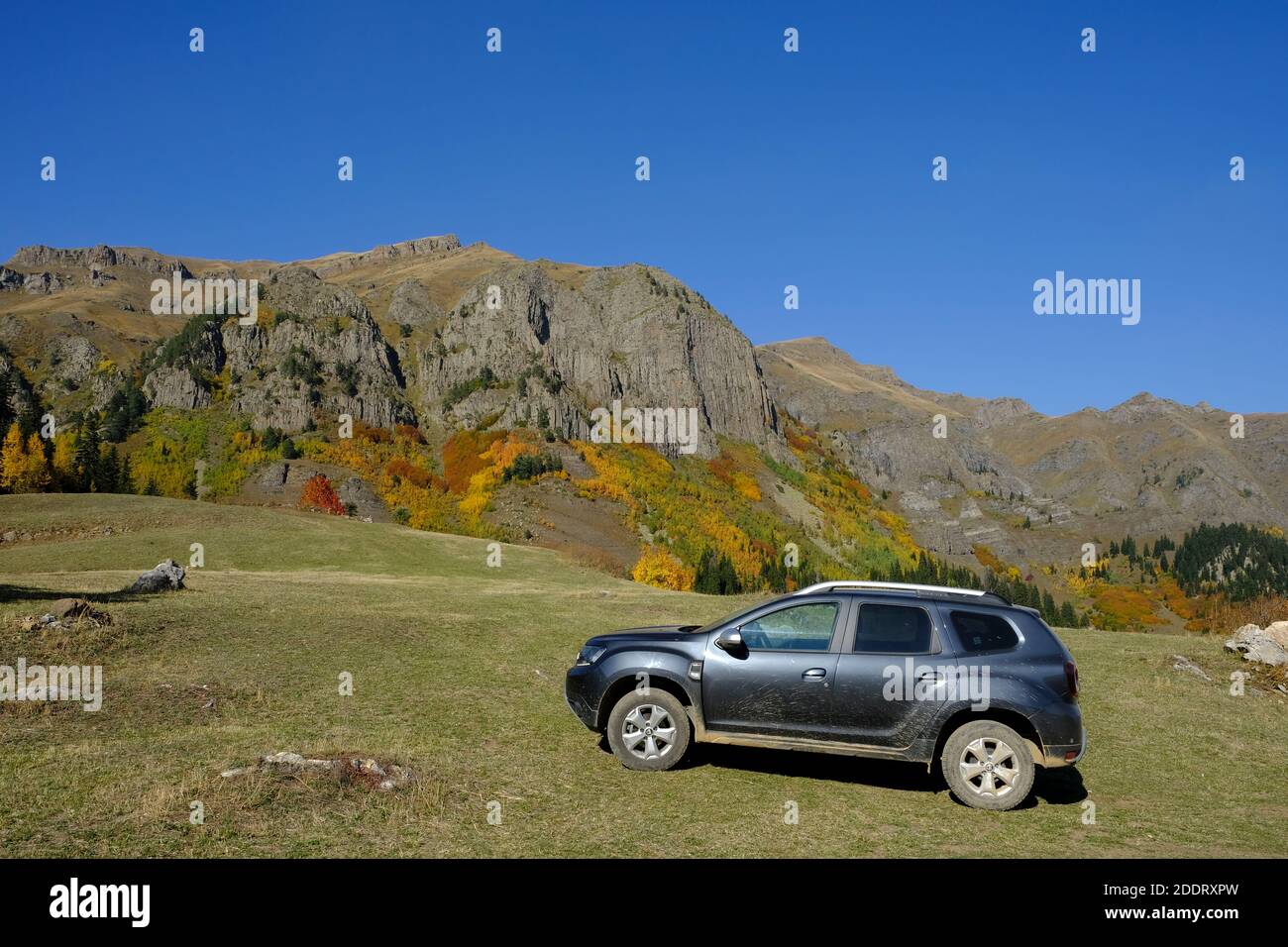 Duster Dacia et fascinantes couleurs d'automne dans la ville de şavşat Meydancık district d'artvin turquie Banque D'Images