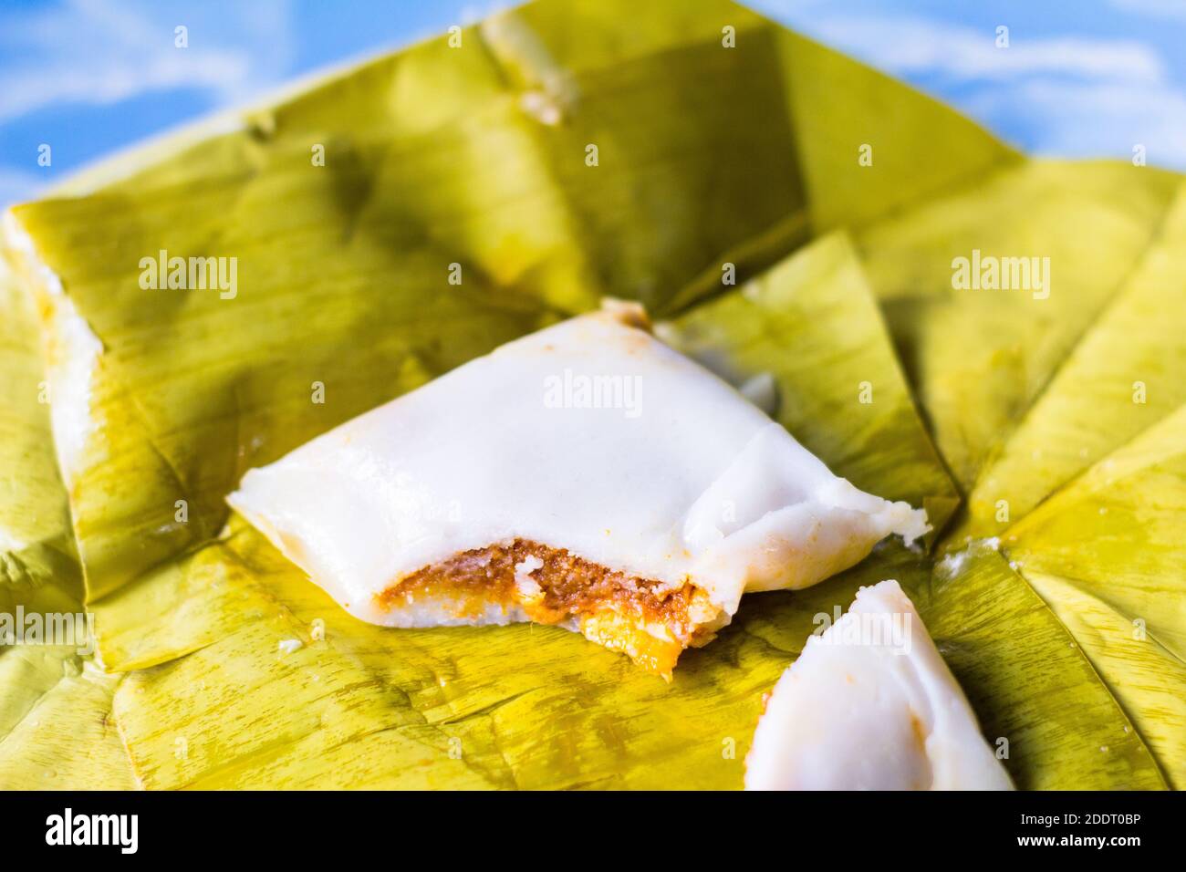 Un tamales philippin local influencé par la cuisine mexicaine pendant l'époque coloniale espagnole à Batangas, Philippines Banque D'Images