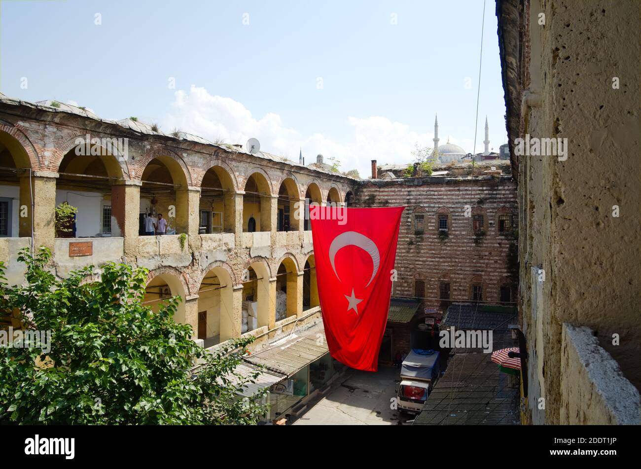 Istanbul, Turquie - septembre 2018 : grand drapeau turc suspendu dans la cour de l'ancien bâtiment historique du Grand Bazar d'Istanbul. Banque D'Images