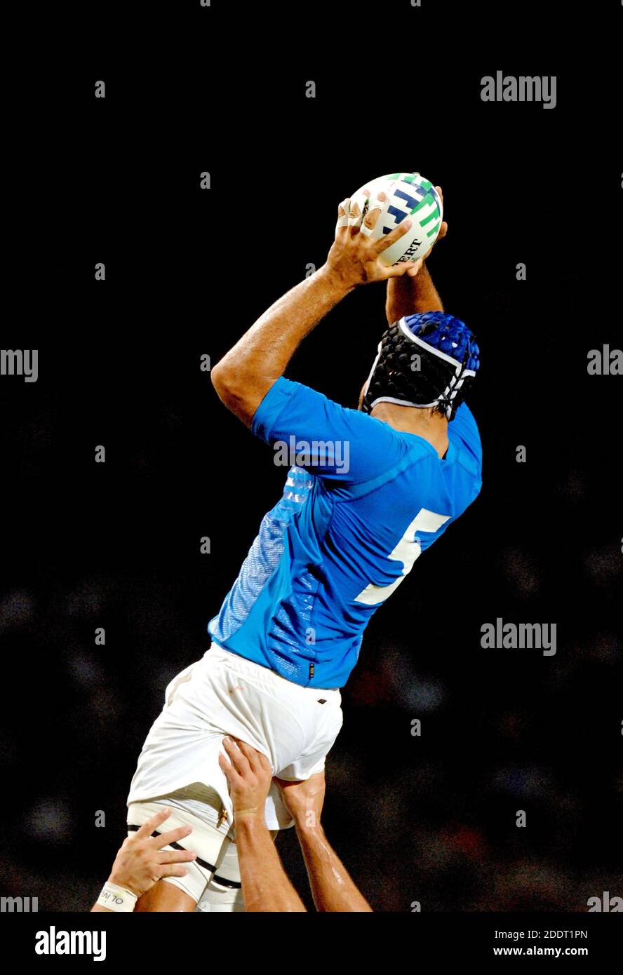 Joueur de rugby italien qui a attrapé le ballon à touche lors de la coupe du monde de rugby, France 2007. Banque D'Images