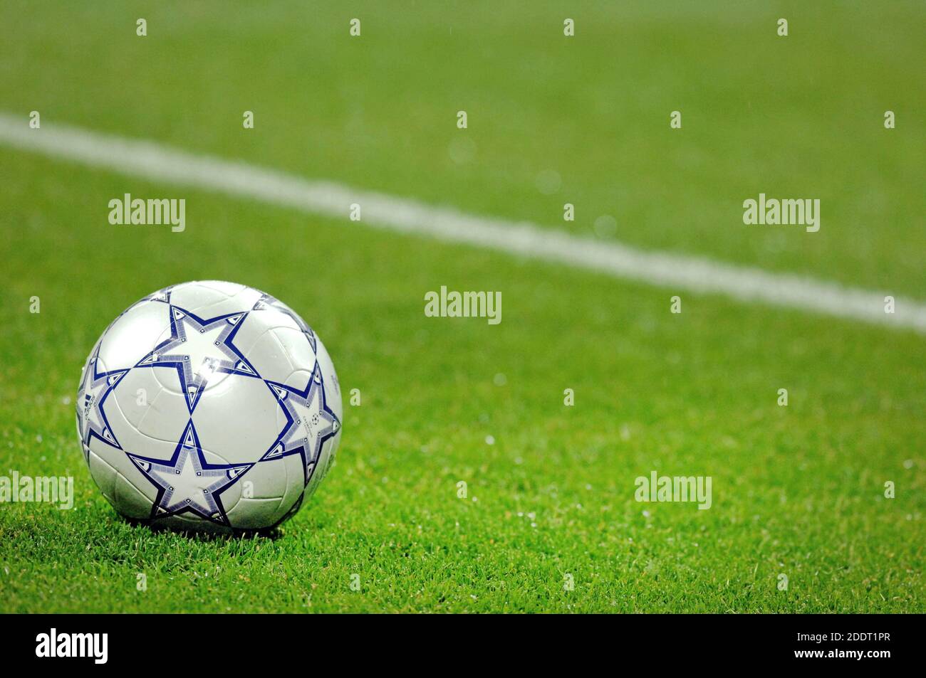Ballon officiel de football sur l'herbe du stade de football san siro, à Milan. Banque D'Images