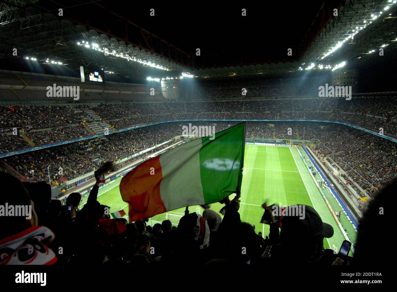 Drapeau italien qui signe le stade San Siro la nuit lors d'un match de football de la Ligue des champions de l'UEFA, Milan, Italie, 2007. Banque D'Images