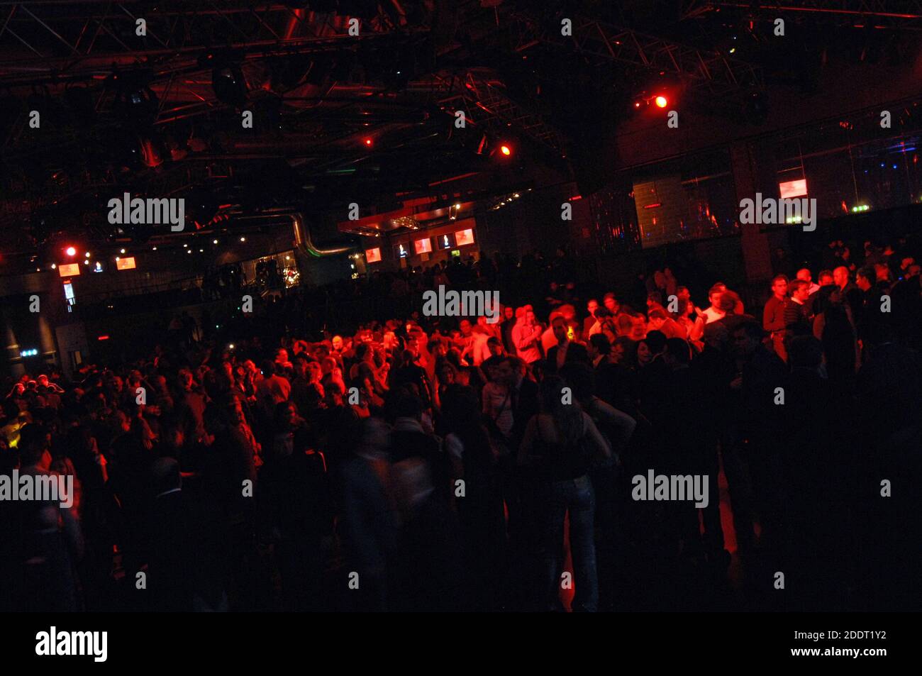 Des gens dansant dans un club de musique, à Milan. Banque D'Images