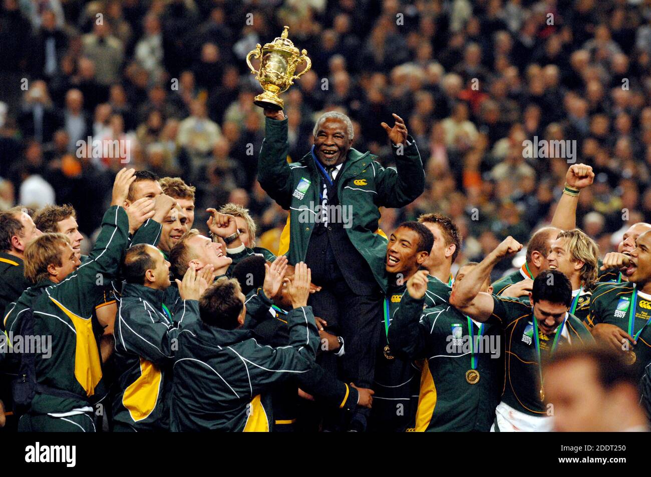 Les joueurs de rugby d'Afrique du Sud ont tenu la coupe Web Ellis pour célébrer la victoire de la coupe du monde de rugby de France 2007, dans l'État de France, à Paris. Banque D'Images