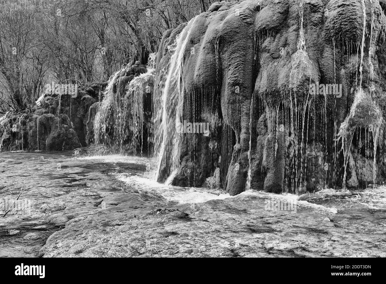 Cascade en noir et blanc. Banque D'Images