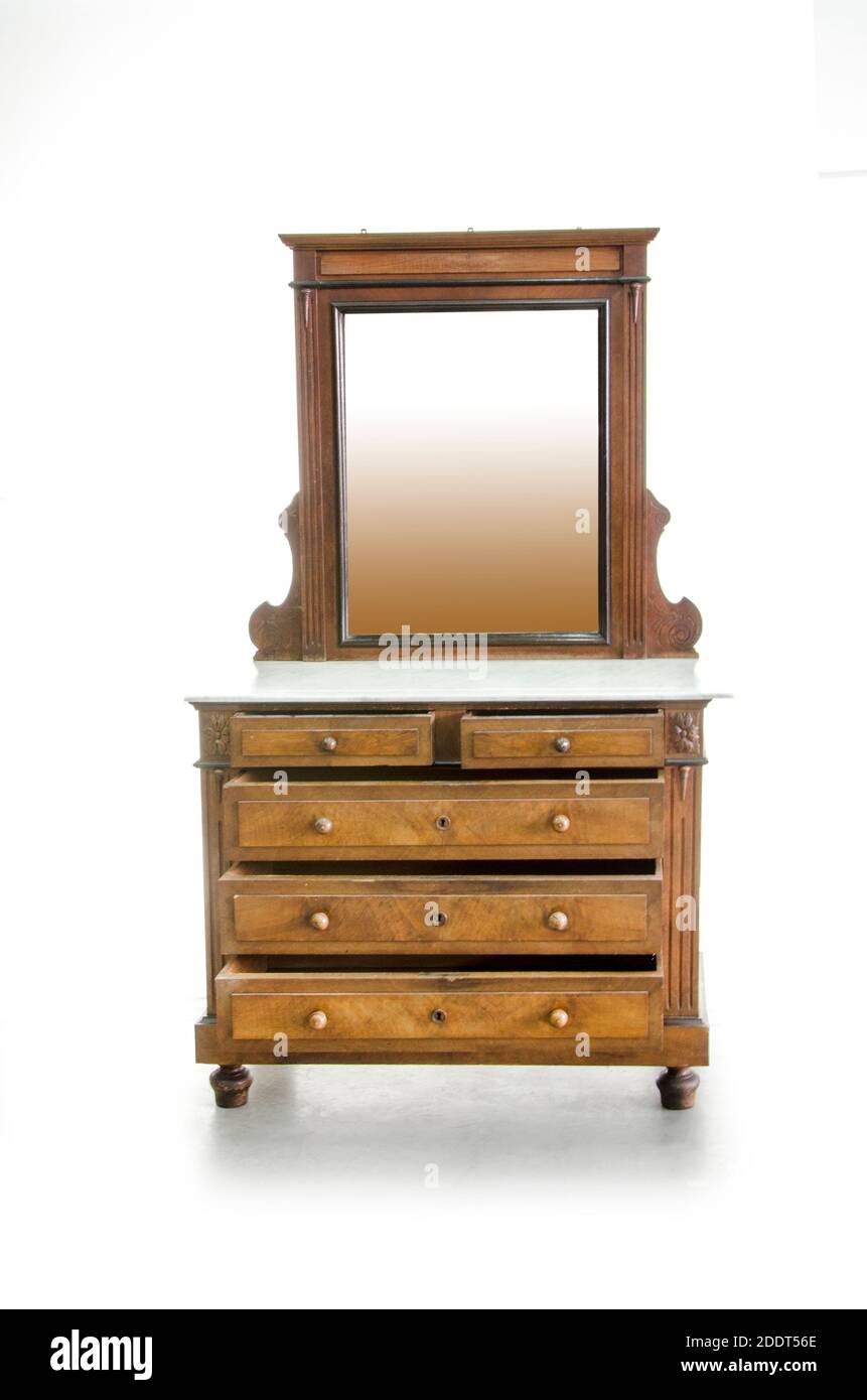 Coiffeuse européenne antique (verre de la jetée) avec miroir et tiroirs sur fond blanc Banque D'Images