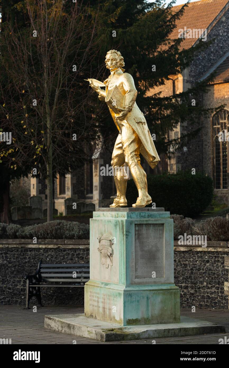 Statue dorée Thomas Paine, qui tient les droits de l'homme, regilée le 2020 novembre, Thetford, Norfolk. Non aiguisée Banque D'Images