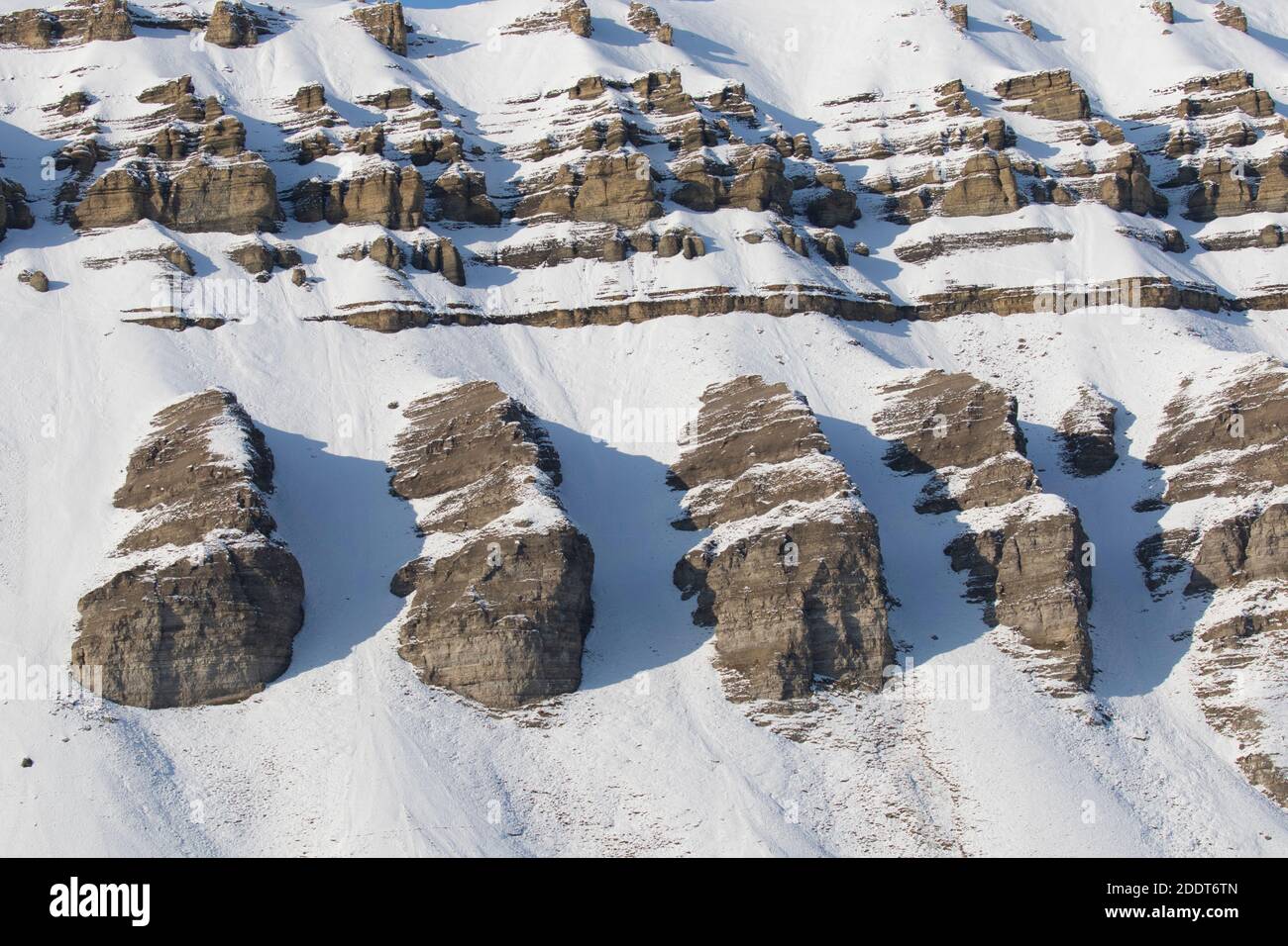 La neige couvrait la pente de montagne du Carbonifère en automne, Billefjord / Billefjorden, Svalbard / Spitsbergen, Norvège Banque D'Images